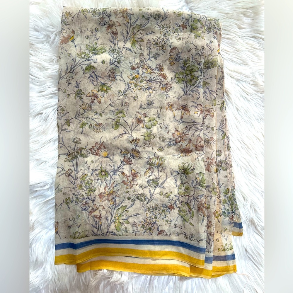 Lightweight Vintage Floral Print Pastel Indian Saree with Fall